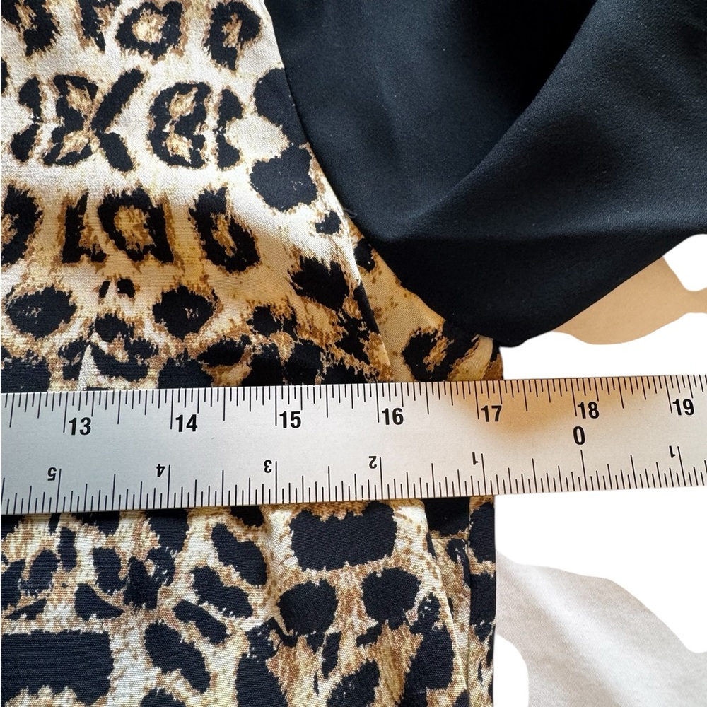 A.L.C. Lizzy Leopard Silk Blouse Women's Size 2 Black Raglan Short Sleeves - Picture 4 of 8